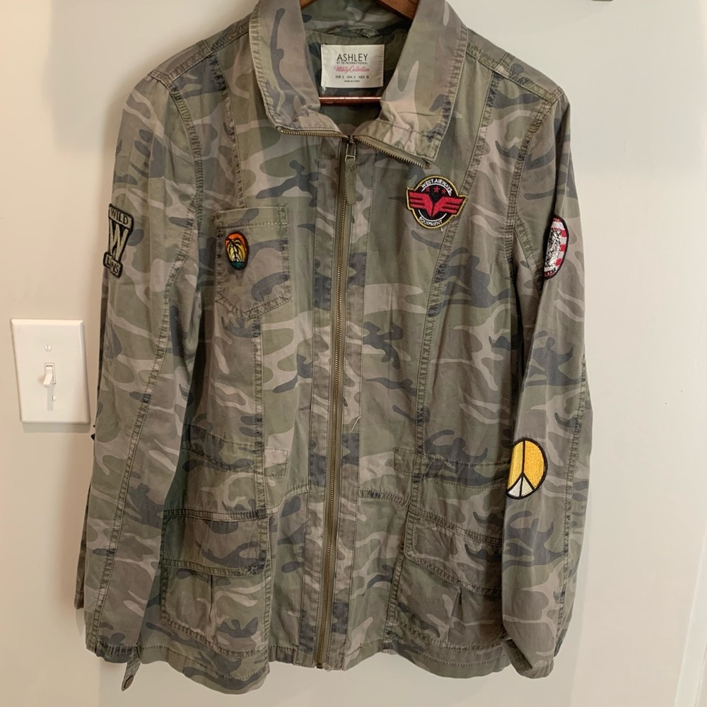 Camo Cargo Pocket Utility Jacket with Embroidered Patches Women’s Size L